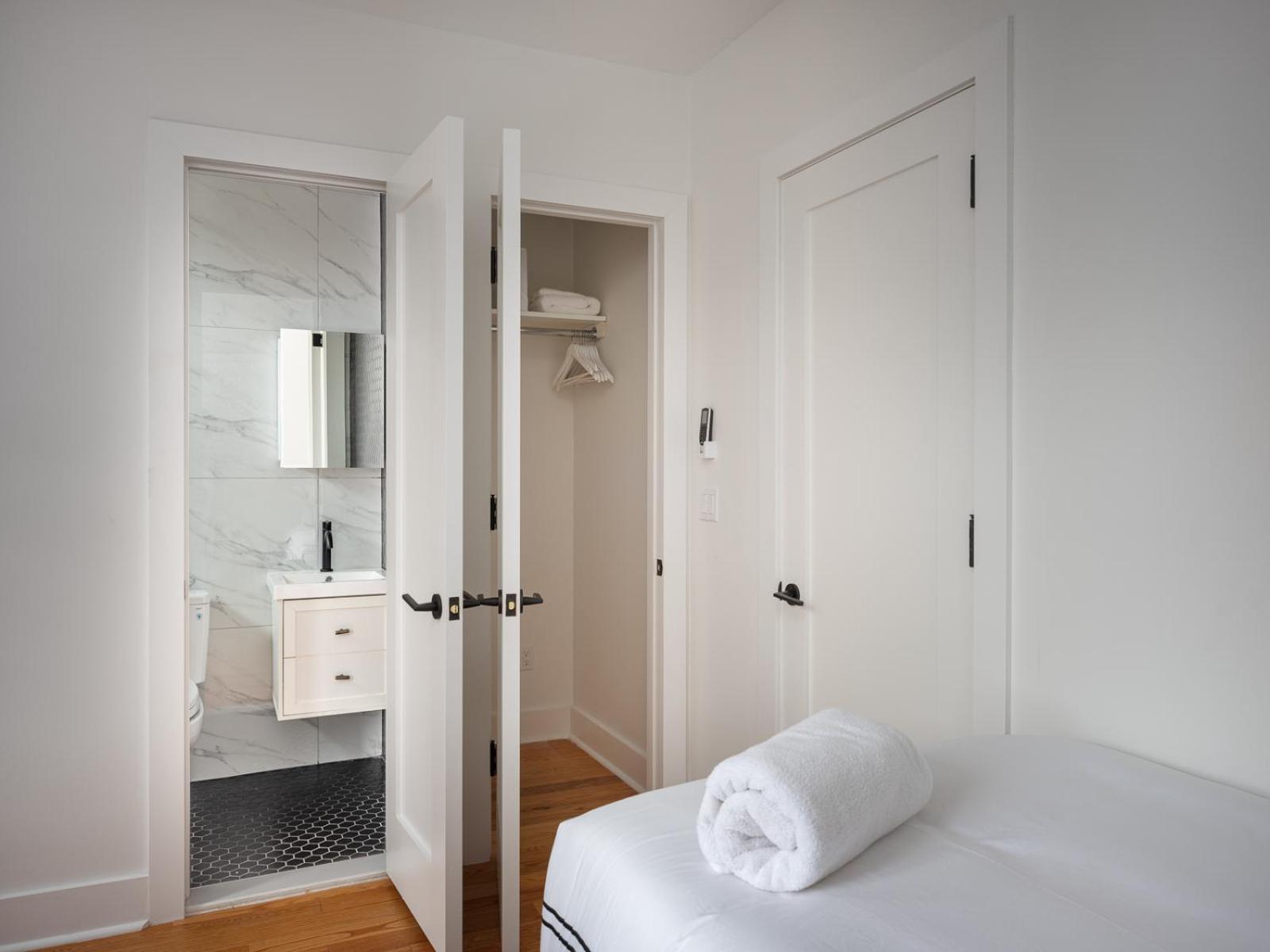 Three Bedroom Brooklynite Suite! New York Eksteriør bilde